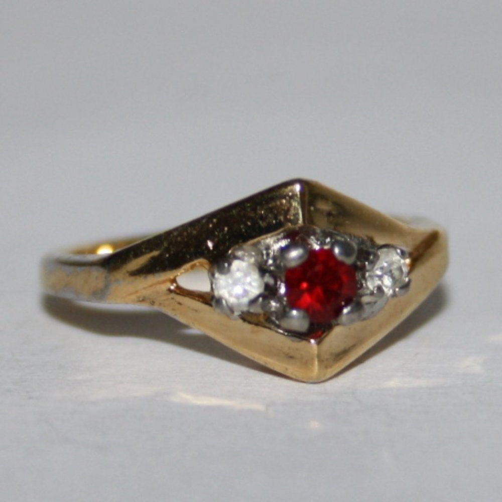 vintage gold and ruby 18k hge ring size 4